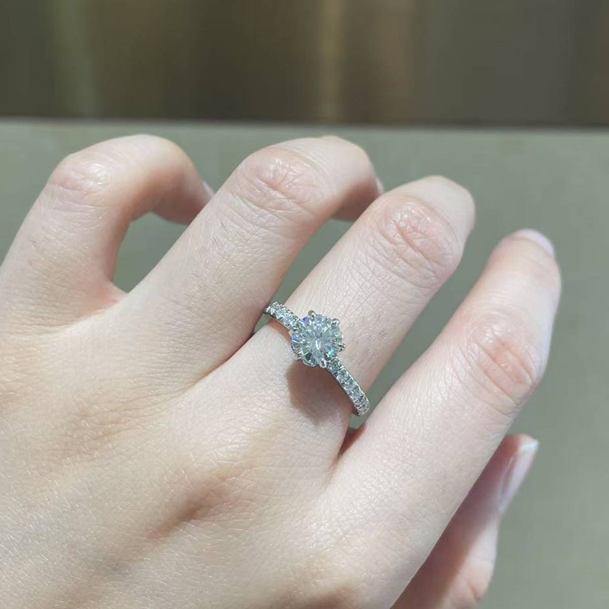花瓣六爪圆钻女戒S925银镀白金定制选款莫桑钻1.0ct